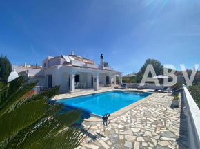 Peaceful villa with sea view close to Carvoeiro